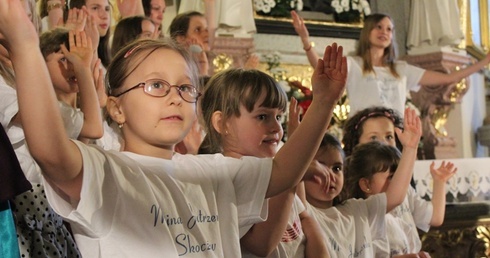 Młodzi misjonarze ze Skoczowa zapraszali do wspólnego śipewania wszystkcih parafian i gości