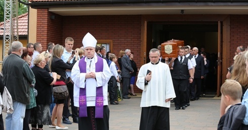 Liturgii pogrzebu śp. ks.kan. Piotra Kocura przewodniczył biskup Piotr Greger