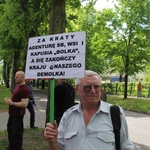 Manifestacja przed willą Lecha Wałęsy