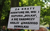 Manifestacja przed willą Lecha Wałęsy