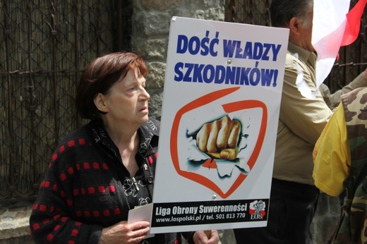 Manifestacja przed willą Lecha Wałęsy
