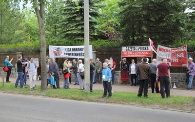 Manifestacja przed willą Lecha Wałęsy