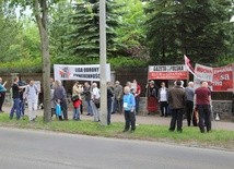 Manifestacja przed willą Lecha Wałęsy