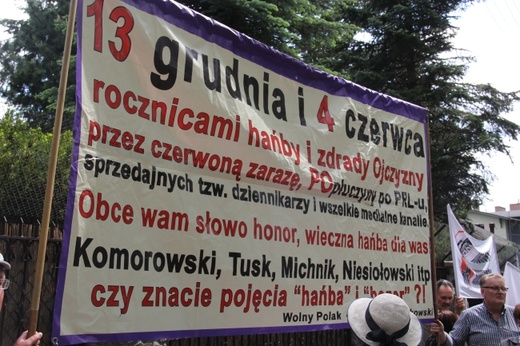 Manifestacja przed willą Lecha Wałęsy