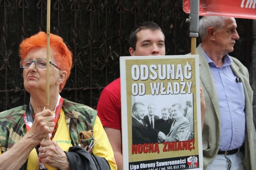 Manifestacja przed willą Lecha Wałęsy