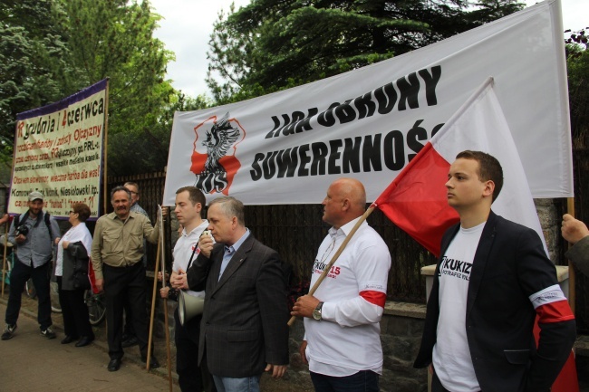 Manifestacja przed willą Lecha Wałęsy