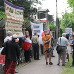 Manifestacja przed willą Lecha Wałęsy