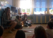 Wizyta uzcniów Gimnazjum nr 1 w Ełku u przedszkolaków