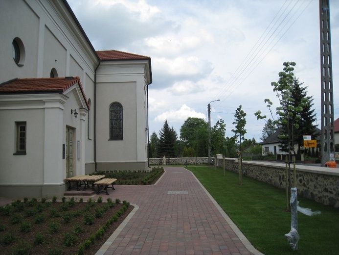 Rewitalizacja terenu wokół kościoła w Rzeczycy