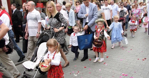 Boże Ciało w Krakowie - procesja z Wawelu na Rynek Główny - cz. 1