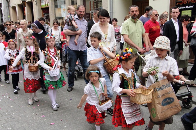 Boże Ciało w Krakowie - procesja z Wawelu na Rynek Główny - cz. 2