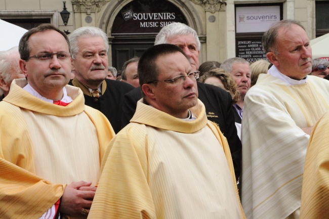 Boże Ciało w Krakowie - procesja z Wawelu na Rynek Główny - cz. 2