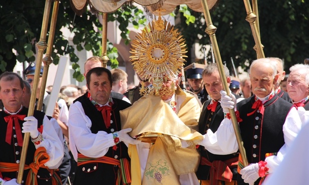 Po uroczystej Eucharystii odbyła się procesja z Najświętszym Sakramentem do czterech ołtarzy