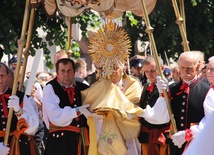 Po uroczystej Eucharystii odbyła się procesja z Najświętszym Sakramentem do czterech ołtarzy