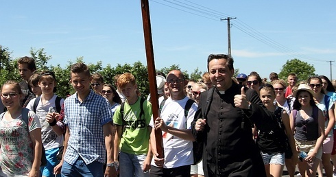 Pielgrzymi z dekanatu lubocheńskiego w drodze do Szczuk. Na czele grupy ks. Marcin Borządek