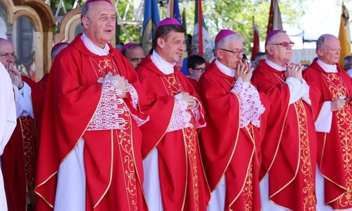 W koncelebrowanej Eucharystii uczestniczyli arcybiskupi i biskupi z Polski oraz z zagranicy