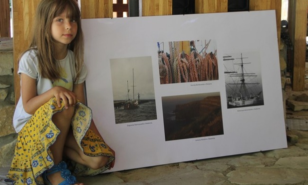 Zdjęciom z wystawy pokonkursowej „Na szlaku wodnym i lądowym” przygląda się Karina Budzisz, być może przyszła uczestniczka festiwalu