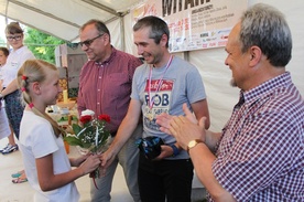 Trener Łukasz Kruczek (w środku) odebrał złoty medal i kwiaty od organizatorów IV Mini Olimpiady