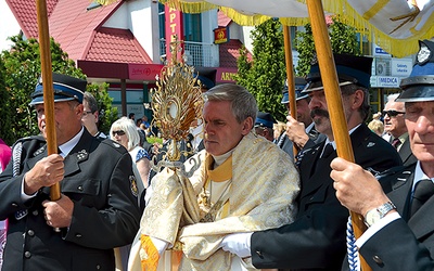  Procesję poprowadził bp K. Nitkiewicz 