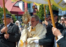  Procesję poprowadził bp K. Nitkiewicz 