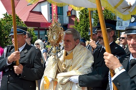  Procesję poprowadził bp K. Nitkiewicz 