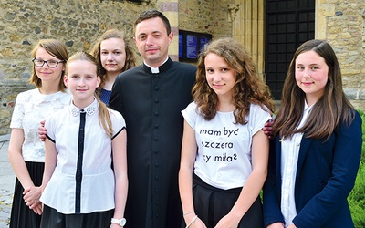  Dziewczyny z chóru bazyliki strzegomskiej z ks. Łukaszem Kopczyńskim