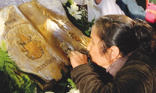  2.06.2015. Kolumbia. Bogota. Kobieta oddaje hołd relikwiom krwi św. Jana Pawła II. Ten oficjalny relikwiarz przybył właśnie do tego kraju. 
