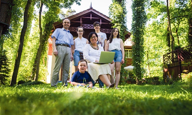 Kasia Głowacka i jej wspaniała rodzina. W tle – duży brązowy dom...