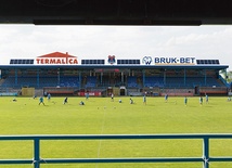 Trening na stadionie Termaliki Bruk-Bet Nieciecza. Zawodnicy przygotowują się do ostatniego meczu z Zagłębiem Lubin