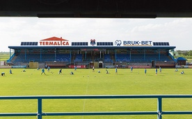 Trening na stadionie Termaliki Bruk-Bet Nieciecza. Zawodnicy przygotowują się do ostatniego meczu z Zagłębiem Lubin