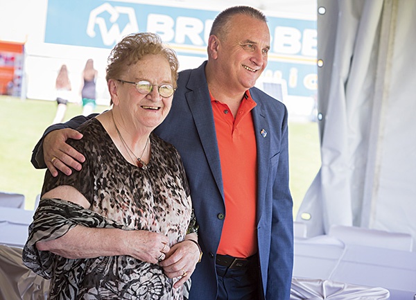 Prezes Bruk-Betu Krzysztof Witkowski z mamą Marią, która przez swoją działalność społeczno--kulturalną odgrywa ważną rolę w życiu wsi