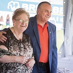 Prezes Bruk-Betu Krzysztof Witkowski z mamą Marią, która przez swoją działalność społeczno--kulturalną odgrywa ważną rolę w życiu wsi