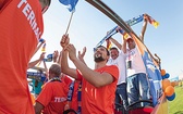 Kibice Termaliki świętują awans do Ekstraklasy. Podczas wielkiej fety na stadion wjechali odkrytym autobusem. Radości nie było końca