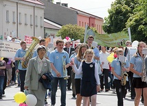   Barwny rawski pochód poprowadziła miejscowa orkiestra OSP 
