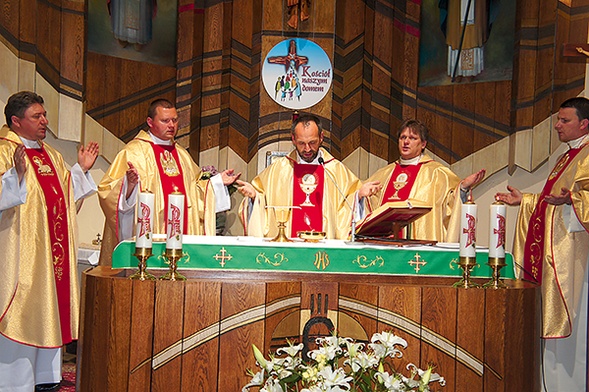  W parafiach salezjańskich w Kutnie i Żyrardowie odbywa się wiele nabożeństw, na które przybywają wierni i księża diecezjalni 