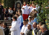 W oczekiwaniu na obraz i relikwie przed kościołem bł. Karoliny w Tarnowie