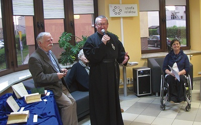 W czasie spotkania z cyklu „Noc Bibliotek” o. proboszcz Wiesław Wiśniewski dziękował za zainteresowanie i pomoc w porządkowaniu klasztornej biblioteki