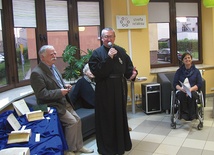 W czasie spotkania z cyklu „Noc Bibliotek” o. proboszcz Wiesław Wiśniewski dziękował za zainteresowanie i pomoc w porządkowaniu klasztornej biblioteki