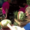 Te pięknie ozdobione arbuzy to także efekt pracy niepełnosprawnych, uczestników szkolenia z carvingu