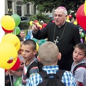 Wśród idących do parku miejskiego był bp Zbigniew Kiernikowski