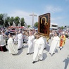 Bp Piotr Libera w czasie procesji z obrazem Czarnej Madonny podczas zakończenia peregrynacji w archidiecezji warszawskiej