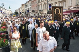 Wielka pielgrzymka dziękczynna  po prawie czterech godzinach dotarła przed Świątynię Opatrzności Bożej