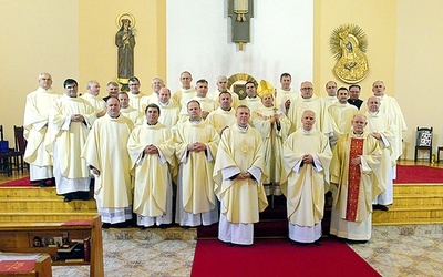  Srebrni jubilaci stanęli do pamiątkowej fotografii z biskupami i członkami zarządu seminarium 