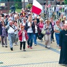   Ks. Konrad Wójcik razem z pielgrzymami wchodzi na teren sanktuarium w Niepokalanowie. Tak było w ubiegłym roku 
