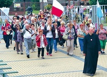   Ks. Konrad Wójcik razem z pielgrzymami wchodzi na teren sanktuarium w Niepokalanowie. Tak było w ubiegłym roku 