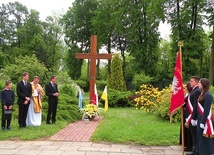  Wzniesiony przed 6 laty krzyż jest symbolem szczególnej więzi, jaka łączyła i łączy nadal św. Jana Pawła II z młodzieżą 