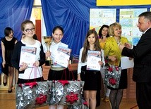  Laureatki konkursu drużynowego z PSP nr 3 w Radomiu z opiekunką Moniką Gumińską i Jackiem Nowakiem 