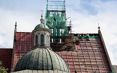  Prace na dachu kościoła rozpoczęły się w maju