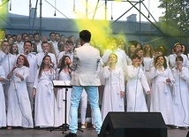 Uwielbienie prowadził chór Gospel Rain