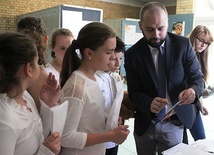 Paweł Stawarczyk z Fundacji "Luce" zachęcał uczniów ligockich szkół, by dołączyli do modlitewnej akcji "Bucik"